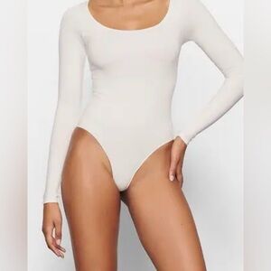 SKIMS Long Sleeve Scoop Neck Bodysuit in Ivory Size Medium